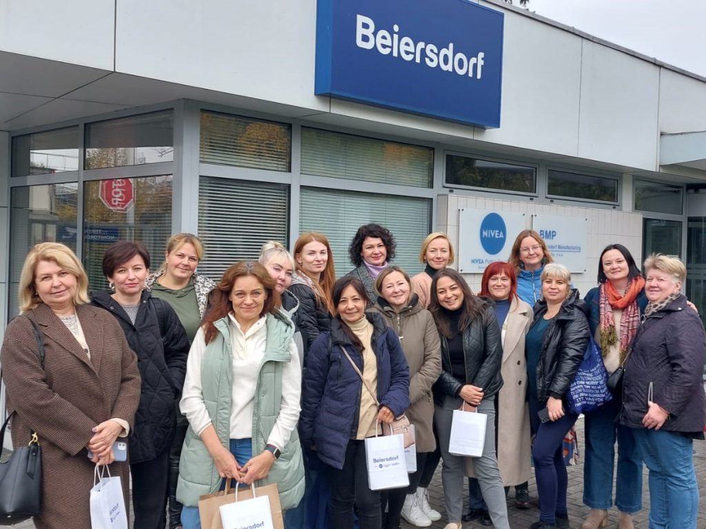 Uchodźczynie z Ukrainy przed zakładem firmy Beiersdorf Manufacturing Poznań w ramach wizyty studyjnej