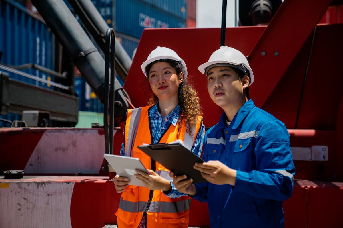 Pracownicy z Azji w Polskiej Produkcji – Jak legalnie zatrudniać i integrować?