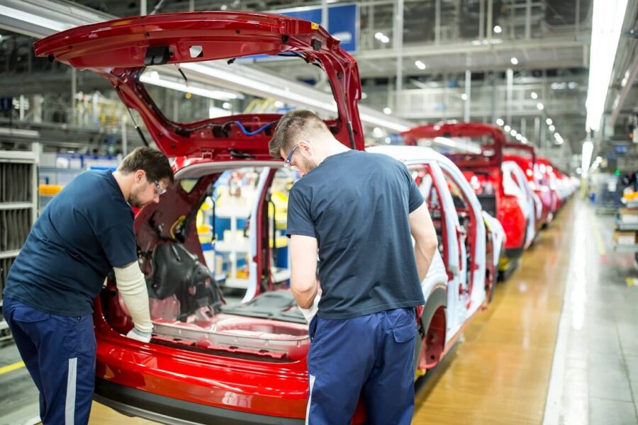 Zespół dwóch osób pracujących w przemyśle motoryzacyjnym