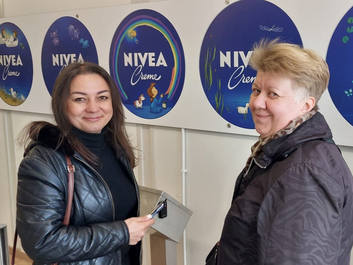 Firma Beiersdorf Manufacturing Poznań gościła 20 uchodźczyń z Ukrainy w ramach wizyty studyjnej