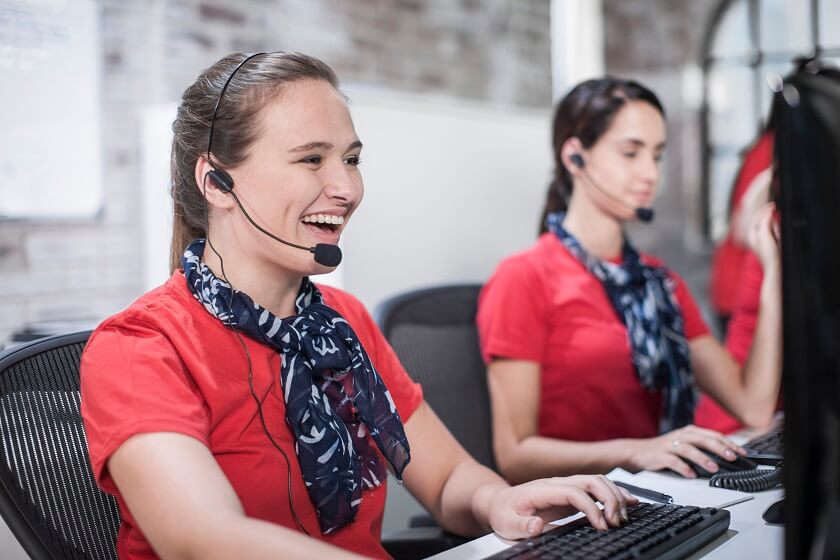 Pracownica call center prowadzi rozmowę telefoniczną